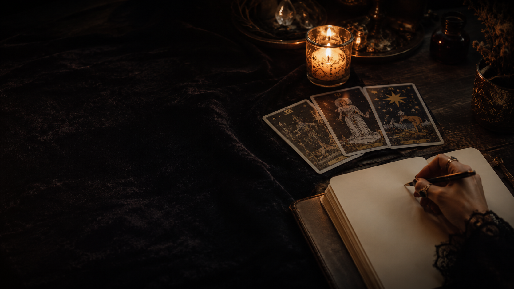 Osoba zapisująca notatki przy kartach tarota i świecy — tarot na nowy etap życia